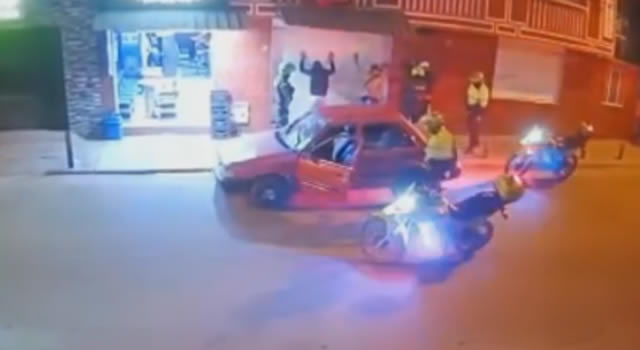 ¿Qué hacían cuatro hombres con un arma dentro de un vehículo en Soacha? Policía los capturó