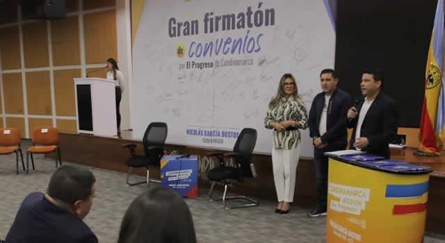 Firman 55 convenios en Cundinamarca por un valor cercano a los $120 mil millones
