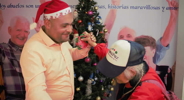 Celebran Novena de Aguinaldos a abuelitos en Soacha