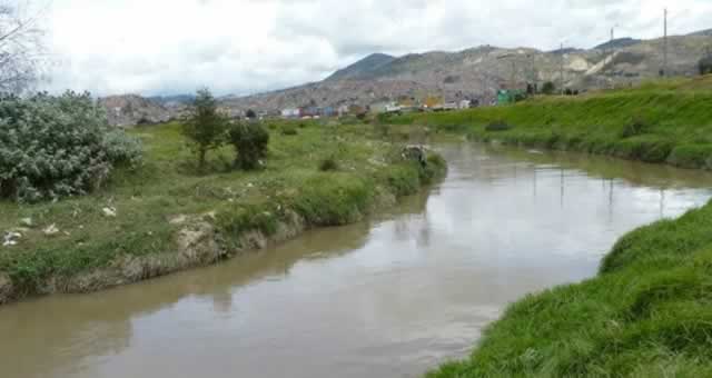 Hallan un torso humano en descomposición a la orilla del río Tunjuelito