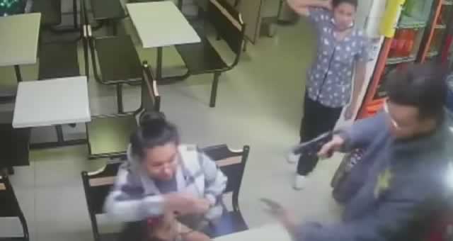 Roban a una mujer delante de su hija en una panadería de Kennedy
