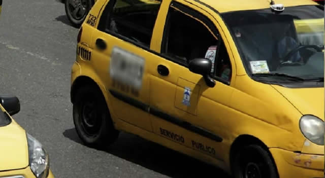 Roban a mujeres en Bogotá, esperaban taxi para el aeropuerto