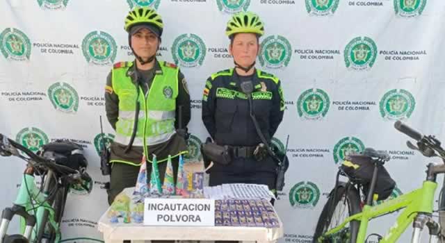 Uniformadas en bicicleta incautaron pólvora en Suba
