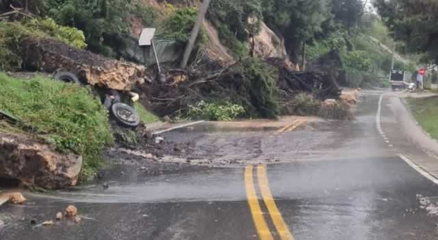 Paso por la vía Bogotá-Choachí ha estado en intermitencia por ola invernal