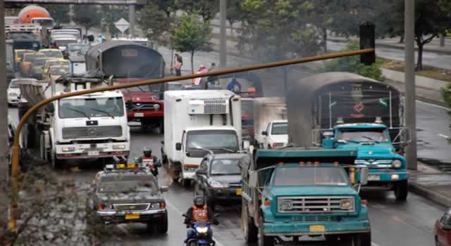 Los vehículos contaminantes serán identificados con etiquetas en Bogotá