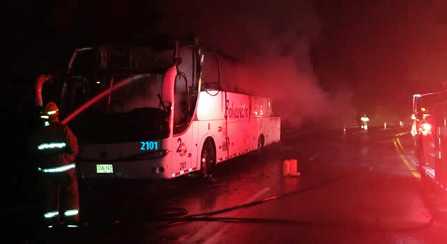 Se incendió bus de Expreso Bolivariano en la vía Girardot-Bogotá