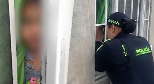 Rescatan a niña de dos años que fue abandonada por su mamá en una vivienda