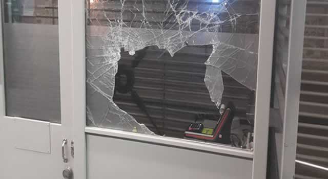 Sujeto atacó a vigilante y dañó una estación de Transmilenio por no dejarlo dormir