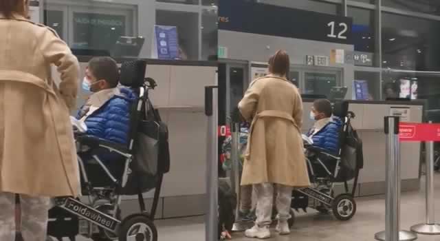 Denuncian aerolínea que no dejó abordar a un hombre en silla de ruedas