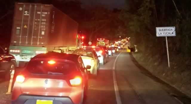 Hasta 10 horas duró el embotellamiento en las entradas de Bogotá