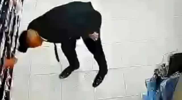 Capturan a hombre que robó un desodorante del supermercado en Bogotá