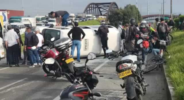 Accidente: Ruta escolar se volcó en la calle 80 de Bogotá