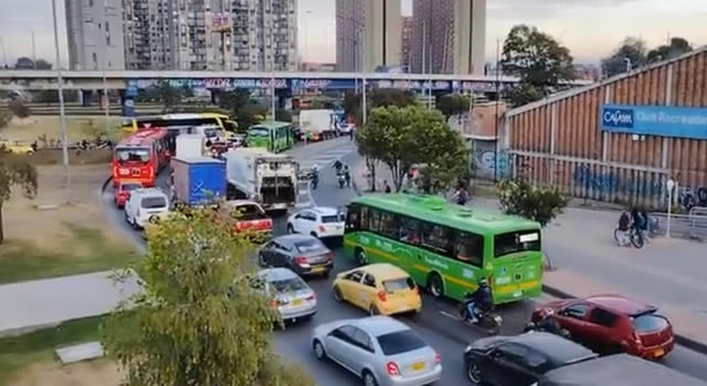 Motociclista murió en la autopista Sur al ser atropellado por un camión
