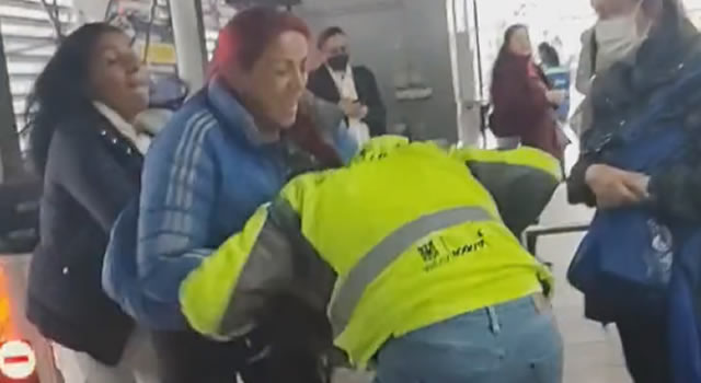 Mujeres agredieron a una funcionaria de Transmilenio que les reclamó por colarse