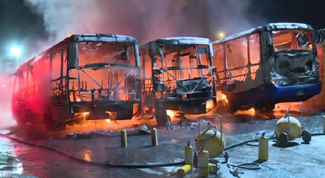 Explosión dejó ocho buses del SITP incinerados en Bosa