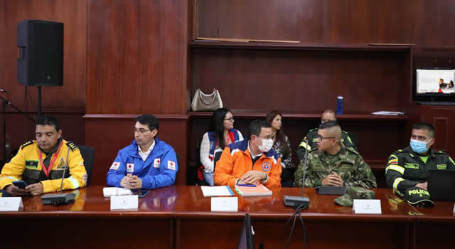Autoridades evalúan ayudas para familias de Silvania en riesgo