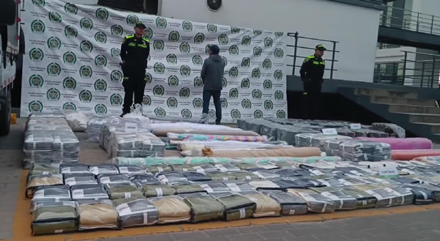 Policía recupera mercancía robada en una fábrica de Soacha
