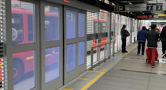 Estación de Transmilenio, cierre por instalación de puertas anticolados