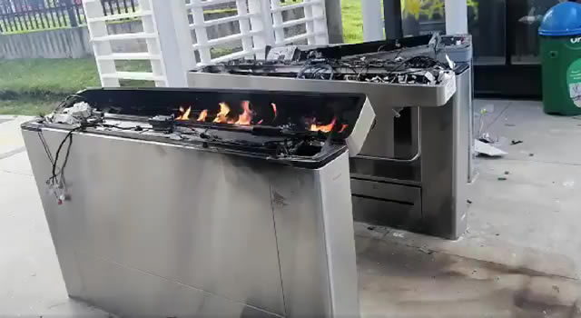 Encapuchados quemaron el sistema de ingreso a la Universidad Nacional de Bogotá