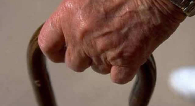 Abuelito de 74 años es golpeado mientras llevaba a su mamá de 100 años al médico