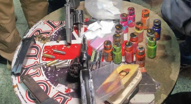 Cayó banda de contrabando en Bogotá, Policía Nacional incauta más de 96 botellas de licor