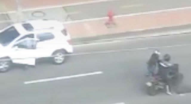Cuatro sujetos hurtaron una camioneta al norte de Bogotá