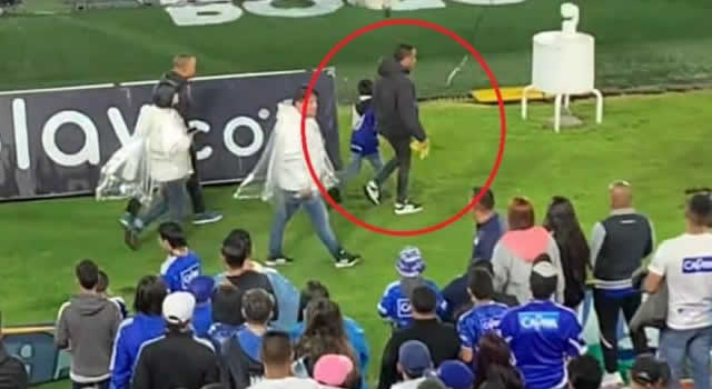 Hinchas de Millonarios sacaron a un niño de la tribuna por recibir camiseta del equipo rival