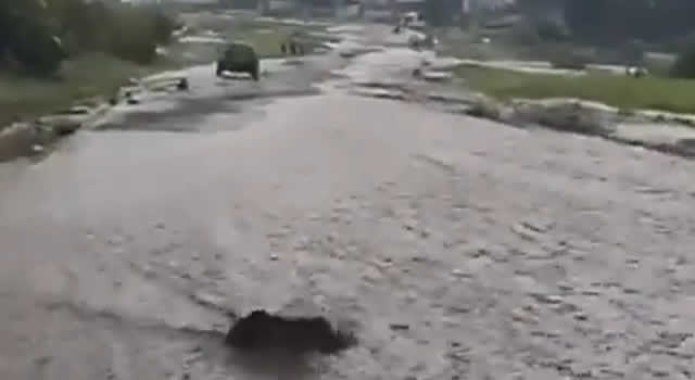 Cierre total de la vía Bogotá-Tunja por desbordamiento de río