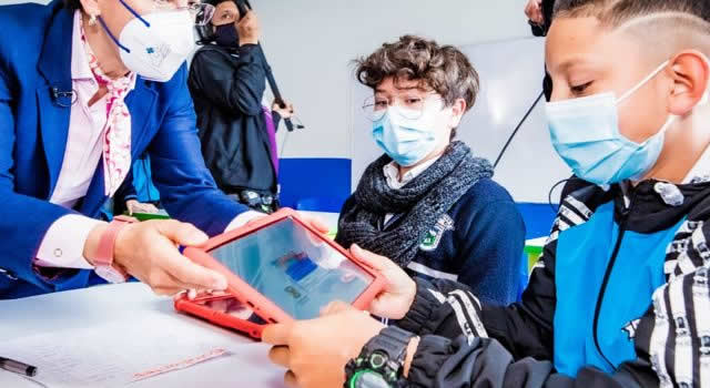 Alcaldía de Bogotá dará tabletas a estudiantes de colegios públicos 
