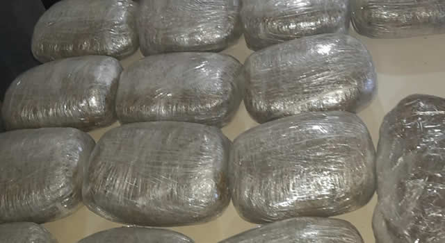 En Bogotá capturan mujer que tenía en su habitación más de 550 kilos de marihuana, dormía con su hija de 6 años