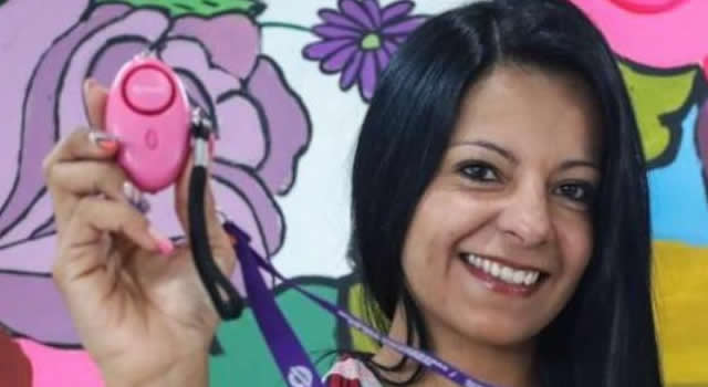 600 Mujeres recibieron alarmas de defensa personal por parte de la Alcaldía de Bogotá