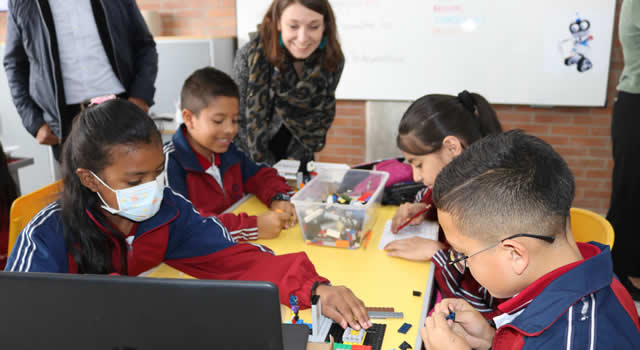 Francia apoyaría proyecto educativo en Soacha que busca aprendizaje autónomo en los estudiantes