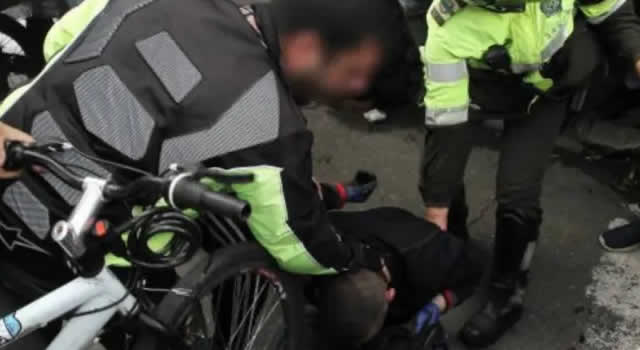 Ladrón fue brutalmente golpeado por sus propias víctimas en Bogotá