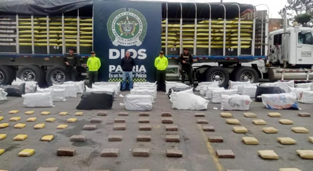 Encuentran más de una tonelada de marihuana dentro de una tractomula en el peaje de Chusacá