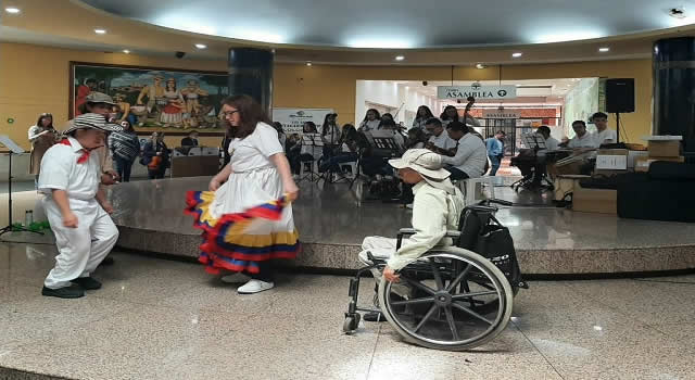 Niños, niñas y jóvenes en condición de discapacidad, recibieron instrumentos musicales por parte del Idecut