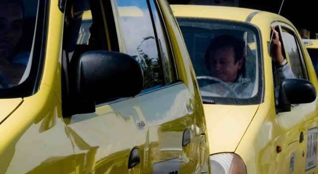 Ladrones disfrazados de pasajeros: taxista fue asaltado con arma de fuego en Bogotá