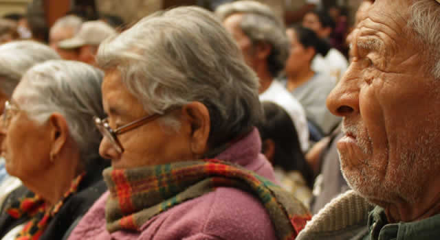 Así puede aplicar a los bonos de alimentación para el adulto mayor y cuidadores