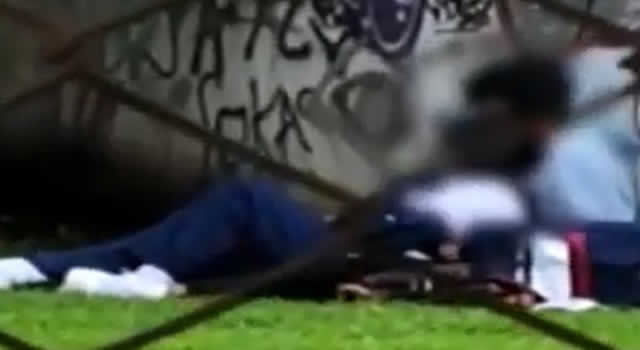 dos estudiantes teniendo relaciones sexuales