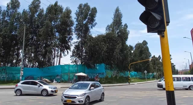 Semáforos dañados en la vía principal de Ciudad Verde causan un accidente por día