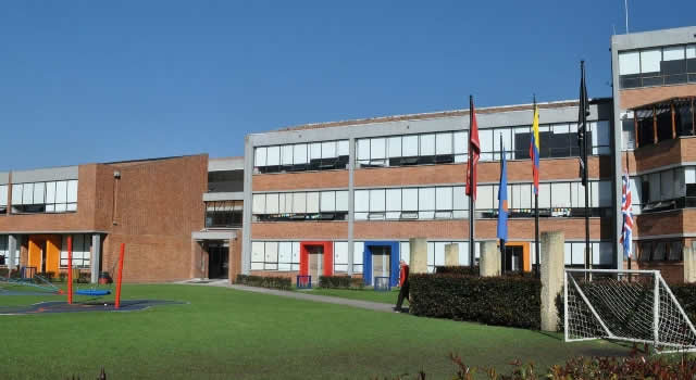 Pánico en un colegio de Bogotá tras una bala perdida que impactó el tejado de un salón