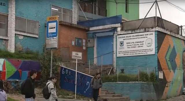 Arrojando piedras un hombre estaría amenazando a niños de un colegio en Bogotá