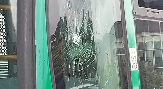 Intolerancia en Transmilenio, borracho rompió vidrio de un bus porque no paró donde él quería