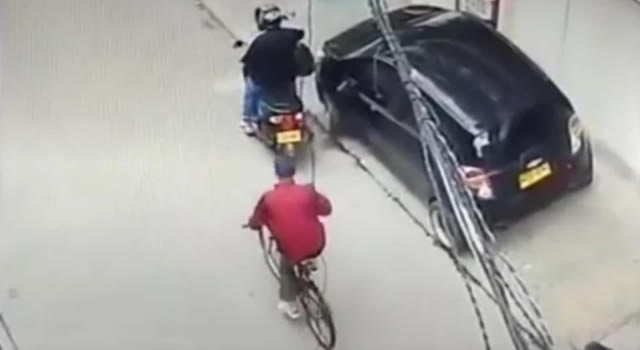Sicario en bicicleta asesinó a tiros a un motociclista en Bogotá