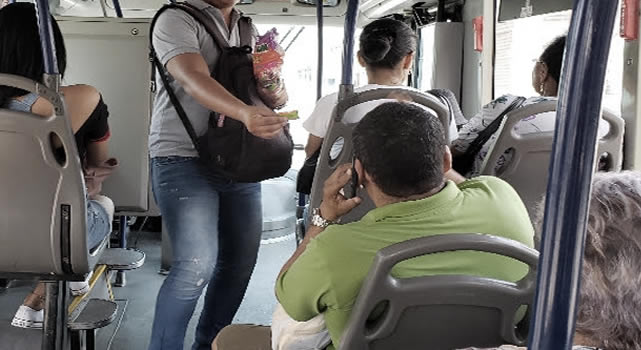 Ladrón se subió a vender dulces en un colectivo de Soacha y robó a una mujer