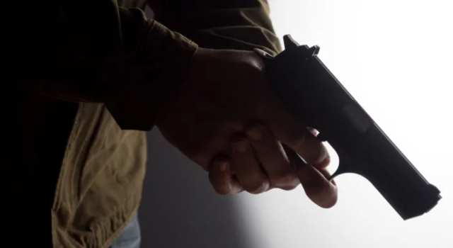 Cuatro sujetos hicieron millonario robo a una familia que se encontraba dentro de su vehículo