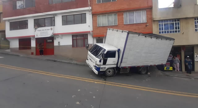 Camión causó accidente en colegio de Bogotá, una estudiante de 9 años está grave