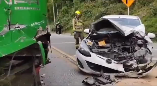 Aparatoso accidente en la vía a La Calera, automóvil chocó con una flota