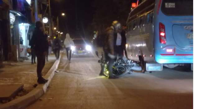 Accidente de tránsito entre un motociclista y un buseta en San Mateo