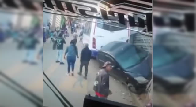 Colectivo urbano se quedó sin frenos en Soacha, impactó una vivienda y a otro vehículo