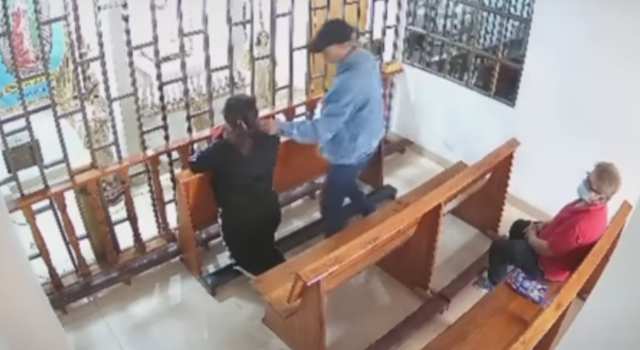 Hombre ingresó a una iglesia con arma blanca y hurtó a dos mujeres que estaban orando